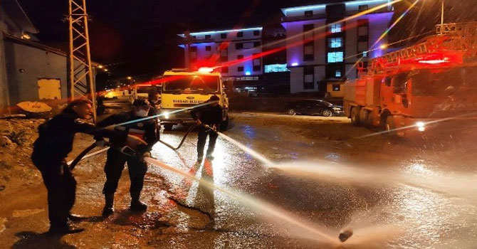 Hakkari'de caddeler tazyikli suyla yıkanıyor