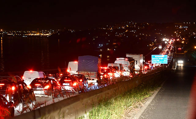 Yasak öncesi uzun araç kuyrukları oluştu