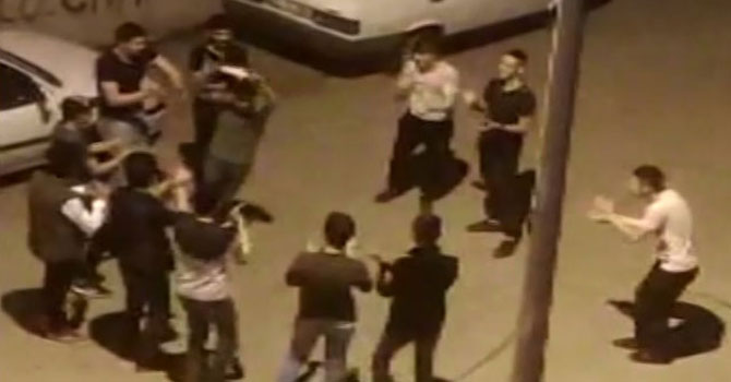 Yasağa uymayan gençler yol ortasında halay çekti