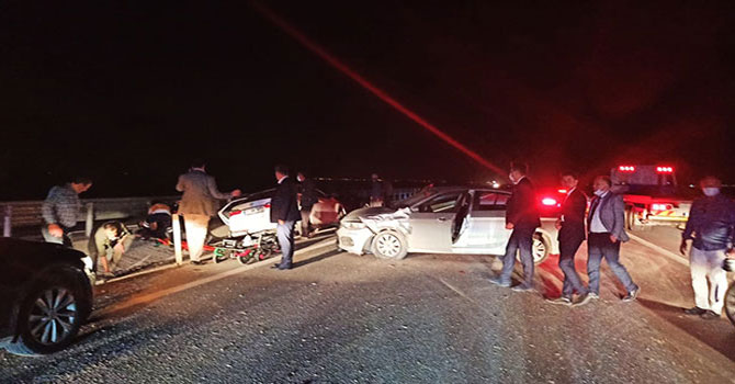 Bakanın konvoyunda zincirleme kaza: 4 yaralı