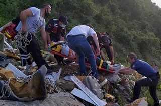 Fotoğraf çektirirken uçurumdan düştü