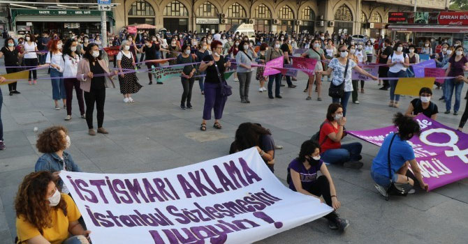 Kadınlar Birlikte Güçlü’den mor zincir eylemi