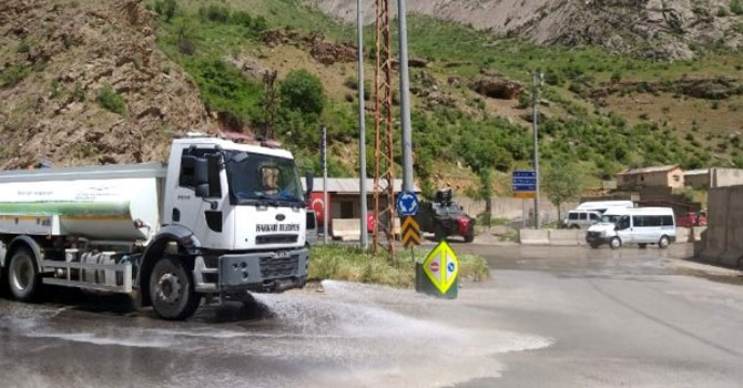 Hakkari'de yollar tazyikli suyla yıkandı