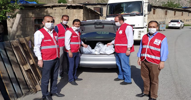 Hakkari Kızılayı'ndan bayram öncesi çocuklara giyim yardımı