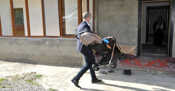 Başkan Büyüksu'dan engelli Özdemir'e bebek arabası
