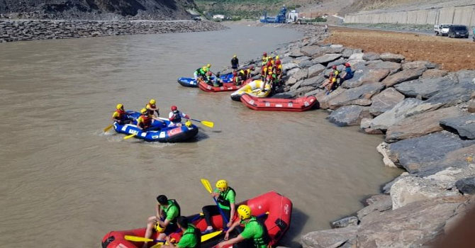 Zap Nehri'nde rafting heyecanı