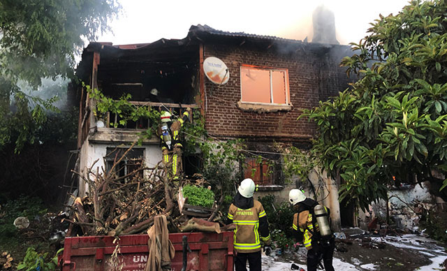 Evleri yanan yaşlı çift, gözyaşlarını tutamadı