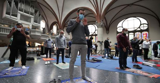 Berlin'de sosyal mesafe nedeniyle camiye sığmayan topluluk kilisede namaz kıldı