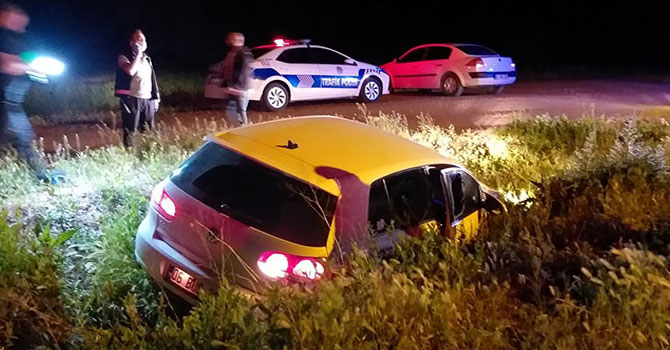 Polisin 'dur' ihtarına uymadılar, otomobil kanala düşünce yakalandılar