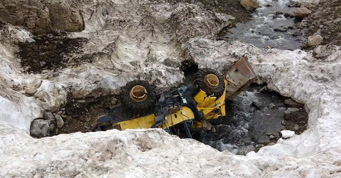 Çığ faciasında kar altında kalan araçlar karların erimesiyle ortaya çıktı