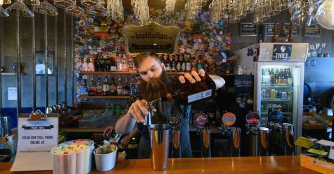 Yeni Zelanda 100 kişiye kadarki buluşmalara izin verilecek