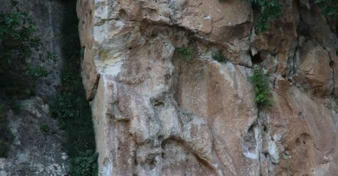 6 bin yıllık rölyef yerinden sökülmeye çalışıldı