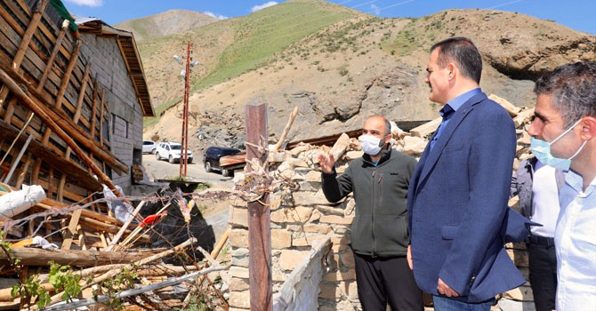 Vali Akbıyık hasar gören evleri inceledi