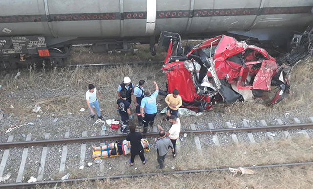 Kontrolden çıkan TIR yük treninin üstüne düştü