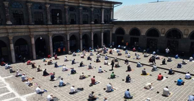 Cuma namazı camiler ve parklarda kılındı