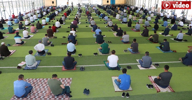 Hakkari’de Cuma Namazı Halı sahada Kılındı