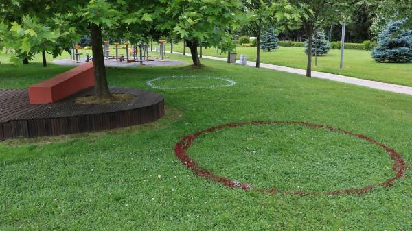 Parklarda sosyal mesafe alanları oluşturuluyor