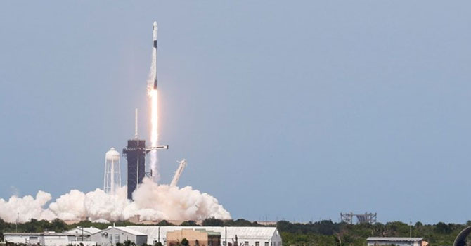 SpaceX'in ilk insanlı uzay mekiği fırlatıldı