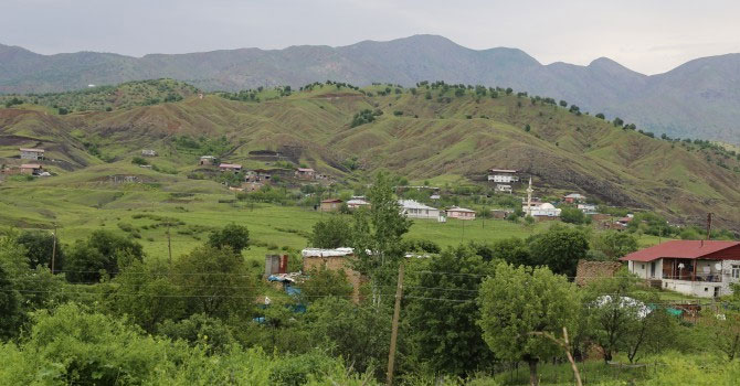 Toprağı işliyor, dayanışmayı örüyor