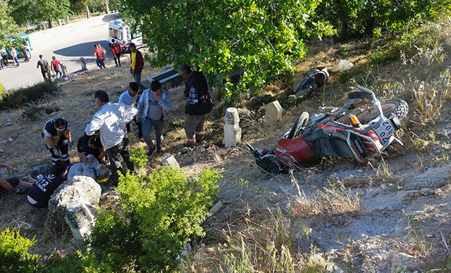 Motosiklet yürüyüş yapan kadınlara çarptı: 5 yaralı