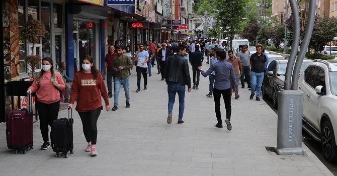Hakkari'de Kovid-19 testi pozitif çıkan kişi doğum günü partisinde yakalandı
