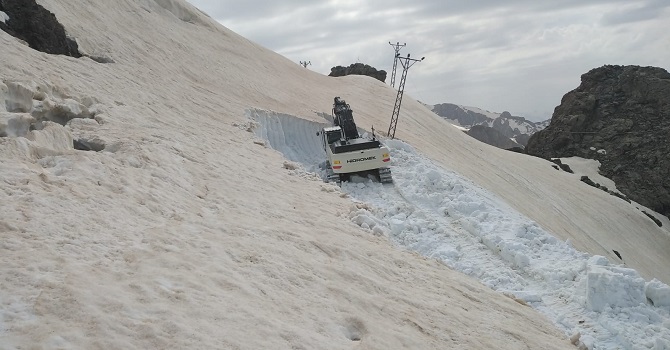 Hakkari'de baharda karla mücadele devam ediyor