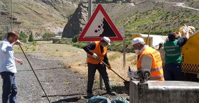 Hakkari-Van karayolu çöplerden arındırıldı