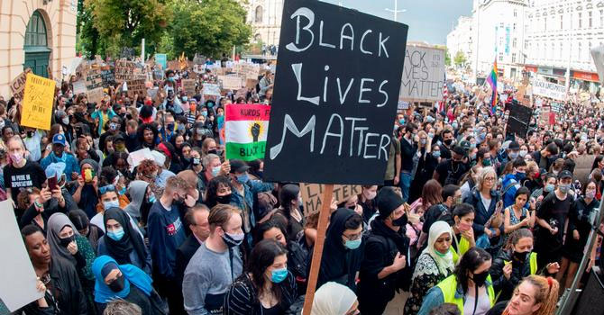 Dünya ırkçılığa karşı sokaklarda