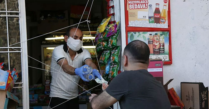 Diyarbakır'da mahalle bakkalından ilginç çözüm: İple sosyal mesafe