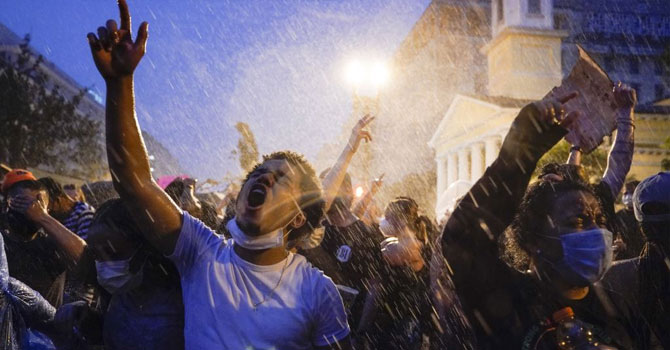 Protestolar corona virüsü riskini arttırıyor