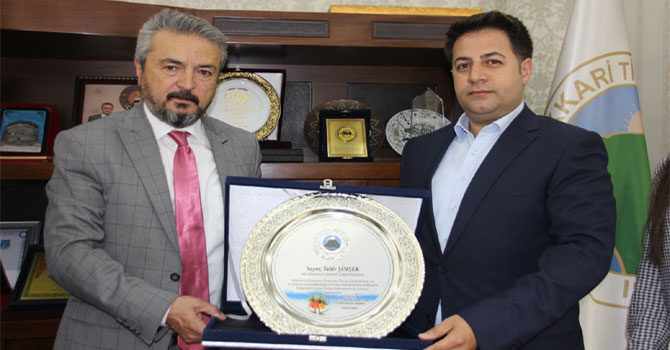 HATSO Başkanı Taş'tan Halkbank Müdürüne plaket!