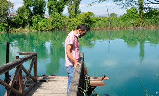 Her gün oğlunun boğulduğu yere gelip, gözyaşı döküyor