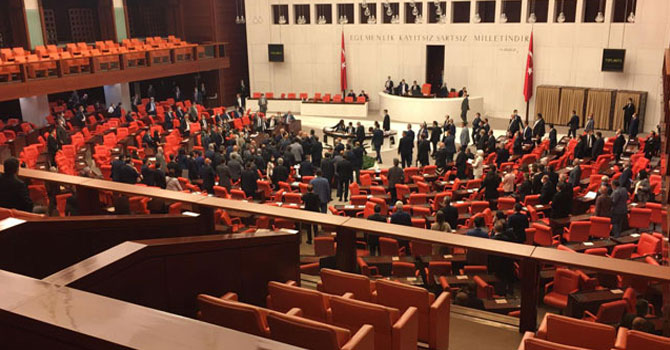 TBMM Genel Kurulu'nda CHP ve MHP milletvekilleri arasında kavga
