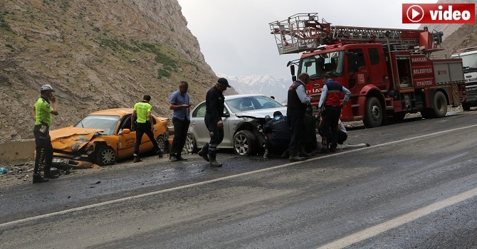 Hakkari'de trafik kazası: 4 kişi yaralandı