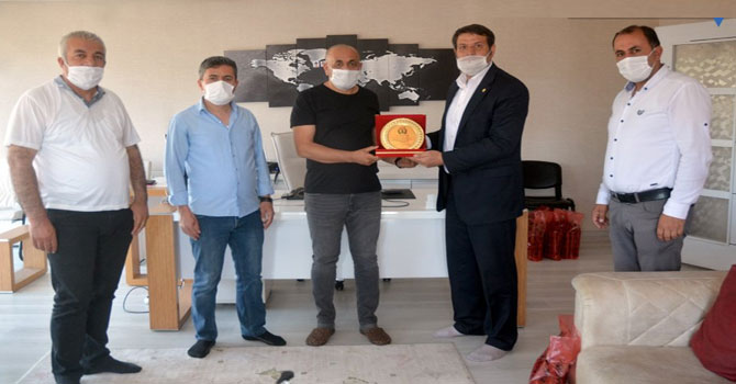 Kira almayan Yüksekovalı mülk sahiplerine 'teşekkür' plaketi!