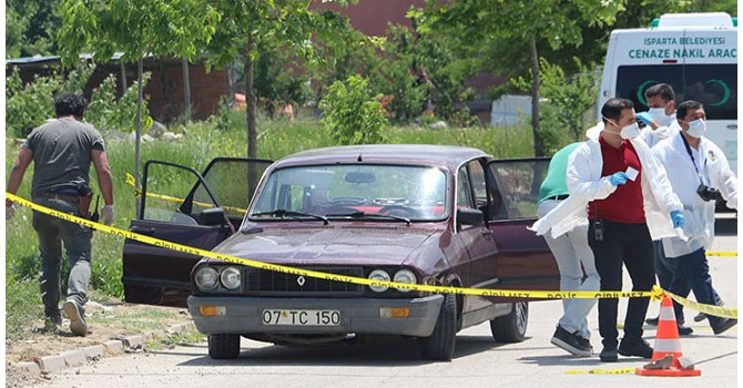 Otomobilde ensesinden vurularak öldürüldü