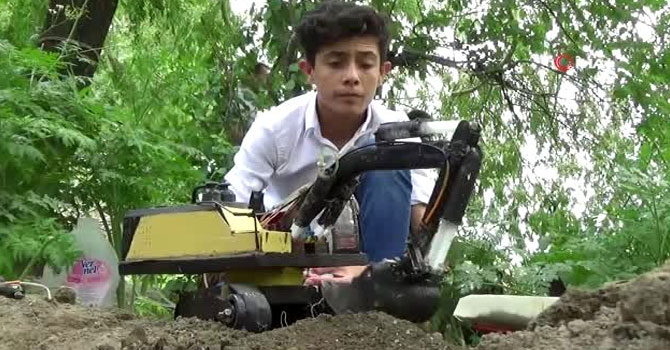 Yüksekovalı genç hurda malzemelerden oyuncak ekskavatör yaptı