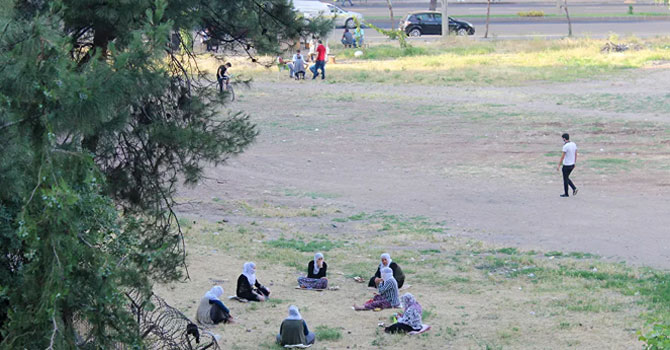 Açık hava sohbetinde sosyal mesafe ayarı