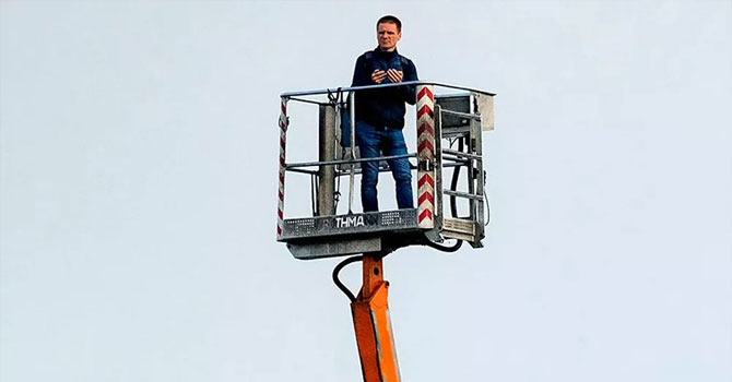 Tuttuğu takımın maçını vinç kiralayıp izledi