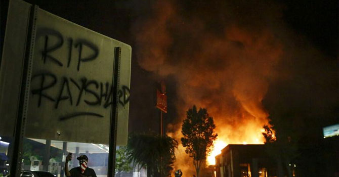 Polisin siyahi Brooks'u öldürdüğü Atlanta karıştı, emniyet müdürü istifa etti