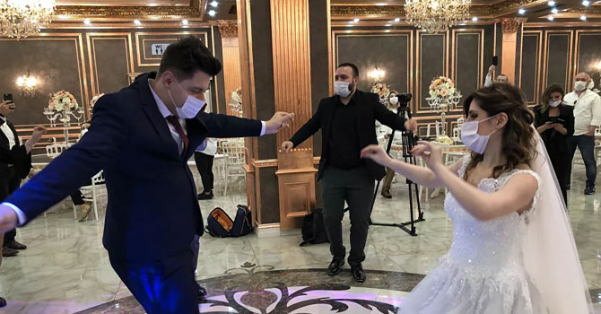 Nişan törenine geldiler virüsü kapıp gittiler