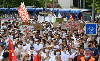 Fransa'da sağlık çalışanları grev ve gösteriler düzenliyor