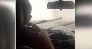 Seyir halindeki otomobile yıldırım düştü!