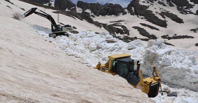 Hakkari'de haziran ayında karla mücadele