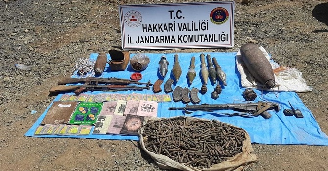 Derecik'de  patlayıcı ve mühimmat ele geçirildi