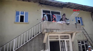 Yüksekova'da 2 katlı evde çıkan yangın, korkuttu