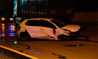 Otomobil refüje çarpıp takla attı: Araçtan fırlayan 1 kişi öldü, 1 kişi yaralandı