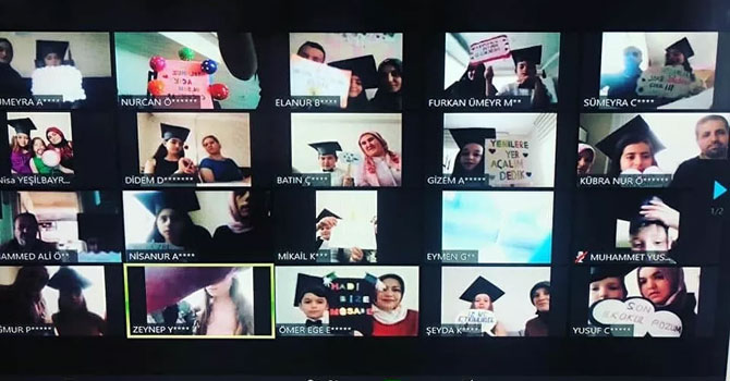 Mezuniyet törenlerini online yapıp canlı yayında kep attılar