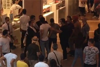 AVM'de çıkan kavgayı izlemek için 'sosyal mesafe' kuralını hiçe saydılar