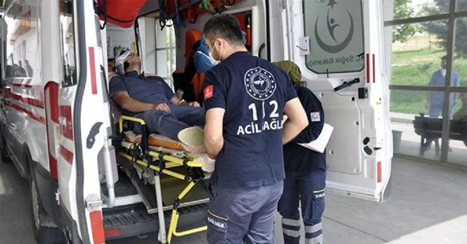 Tartıştığı postacının kulağını ısırarak kopardı